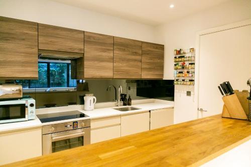 Modern And Bright Two Story Apartment - Super Central Location.
