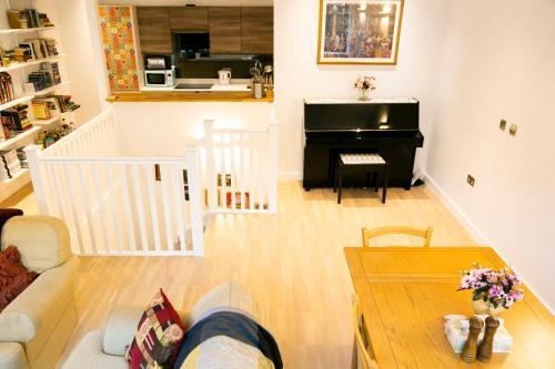 Modern And Bright Two Story Apartment - Super Central Location.