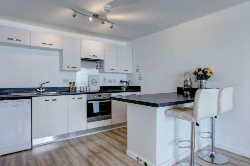 Apartamento Newly Renovated Riverside Flat W/ Private Balcony
