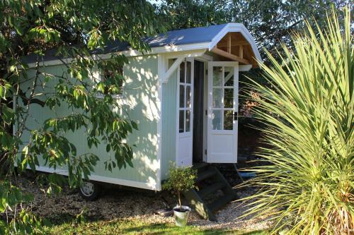 Bed & Breakfast Little England Retreats