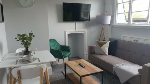 Cosy Luxe 1 Bedroom Apartment Cowley