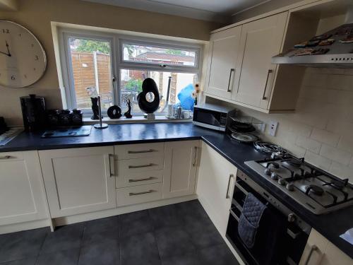 Stylish 3 Bed House With Garden Free Parking