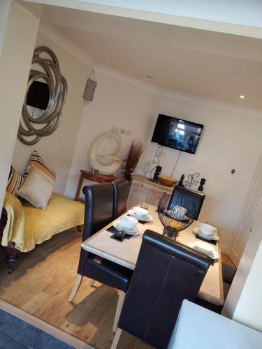 Stylish 3 Bed House With Garden Free Parking