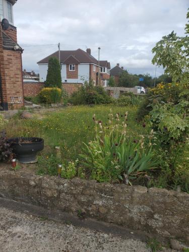 Stylish 3 Bed House With Garden Free Parking