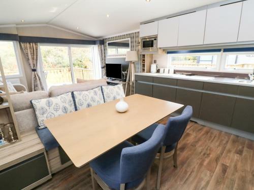 Riverside Retreat, Black 6