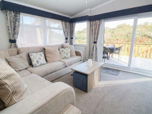 Riverside Retreat, Black 6