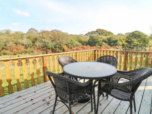 Riverside Retreat, Black 6