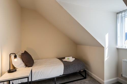 Spacious Contractor House For Large Groups - Free Parking By Klarok Accommodation Ltd