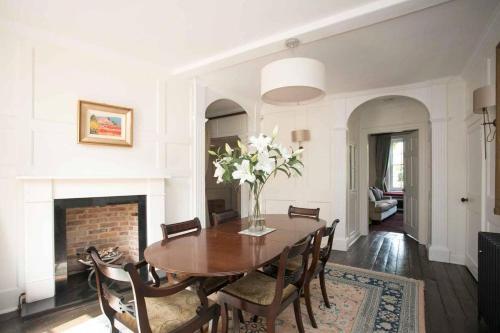 Medieval Town House - Walled Garden Sleeps 8