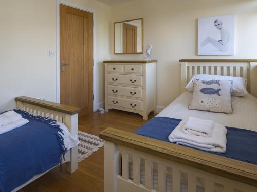 6 Knowle Court