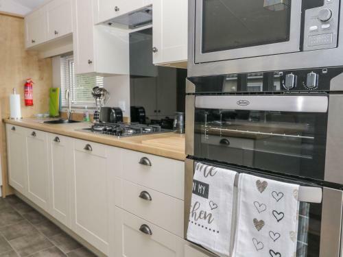 Charming Lodge Located On Cayton Bay Holiday Park