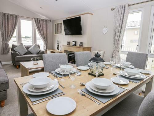 Charming Lodge Located On Cayton Bay Holiday Park