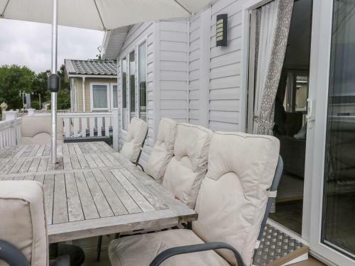 Charming Lodge Located On Cayton Bay Holiday Park