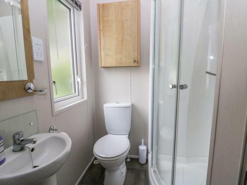 Charming Lodge Located On Cayton Bay Holiday Park