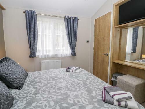 Charming Lodge Located On Cayton Bay Holiday Park