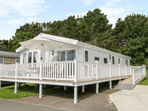 Charming Lodge Located On Cayton Bay Holiday Park