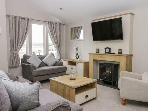 Charming Lodge Located On Cayton Bay Holiday Park