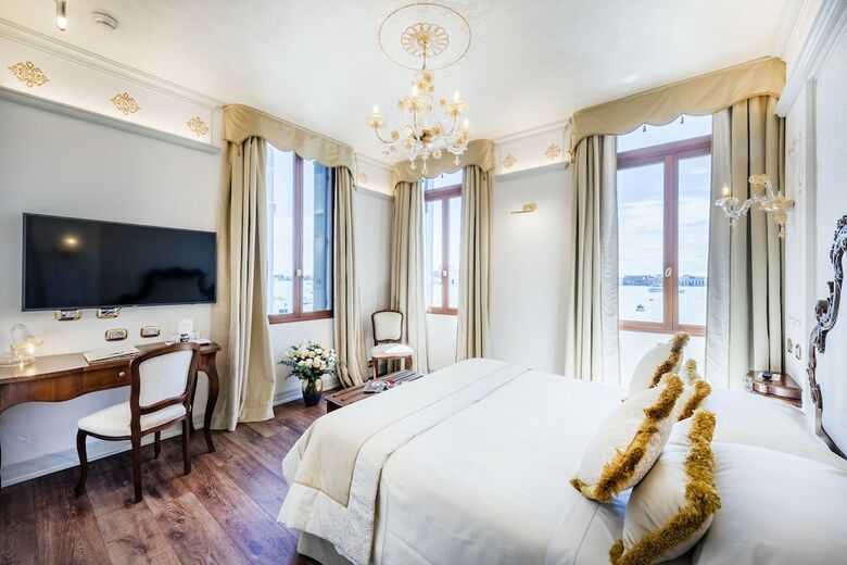 Hotel Monaco And Grand Canal