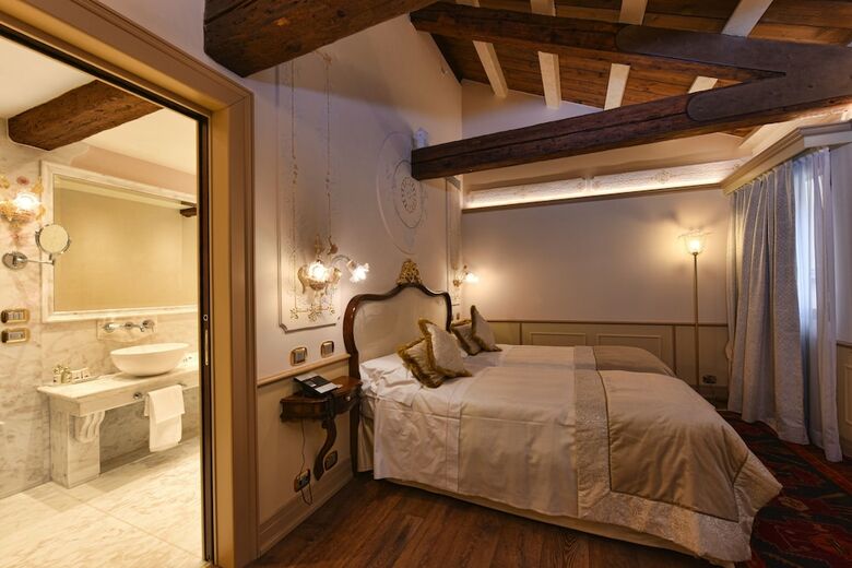 Hotel Monaco And Grand Canal