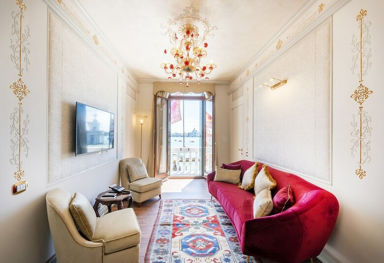 Hotel Monaco And Grand Canal