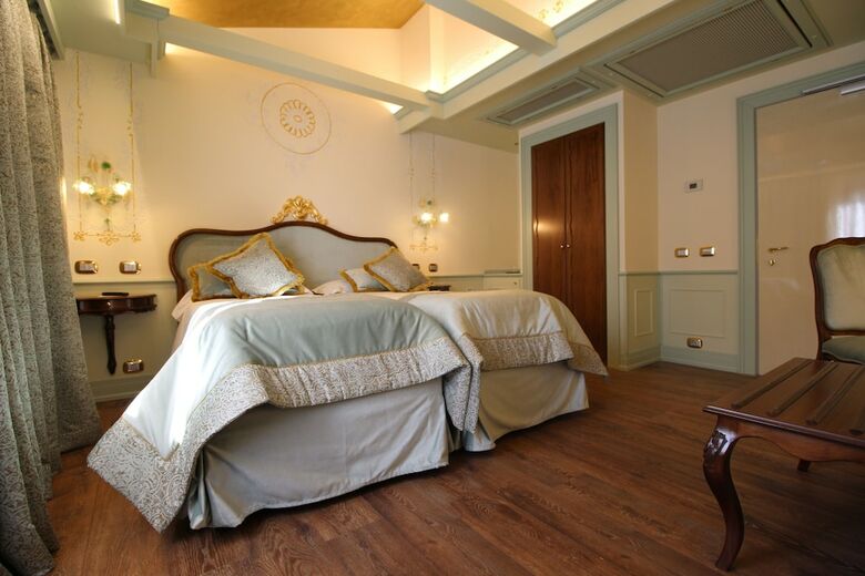 Hotel Monaco And Grand Canal