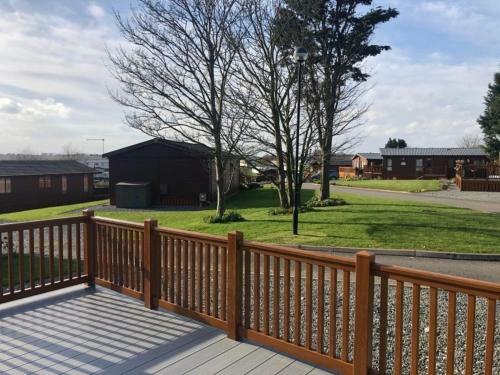 Stunning 2-bed Lodge With Hot Tub East Coast