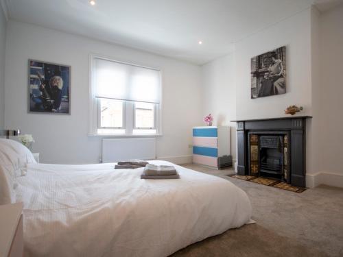 A Windsor Dream Home! Stylish And Roomy!