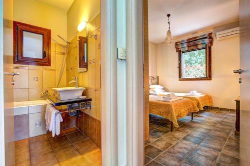 Agrilias Villa Sleeps 6 Pool Air Con Wifi