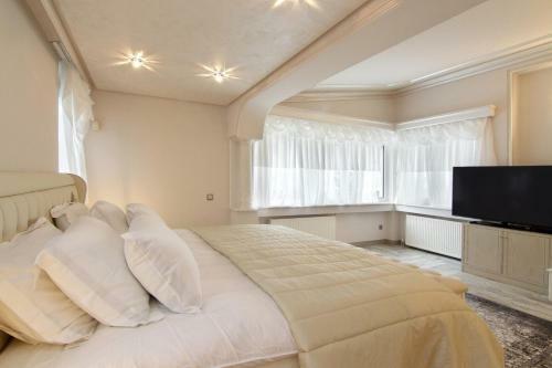 Black Diamond Luxury Villa Anavyssos In Athens