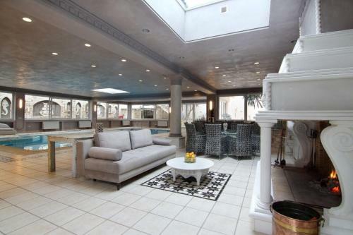 Black Diamond Luxury Villa Anavyssos In Athens
