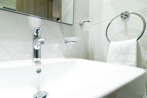 Toni's Fantastic Central 2bd Apartment!