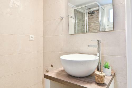 Fresh & Renovated Apartment Next To Metro Station
