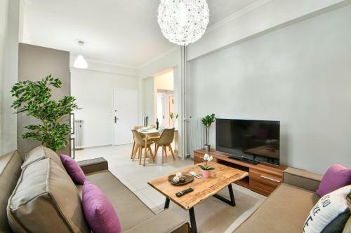 Fresh & Renovated Apartment Next To Metro Station
