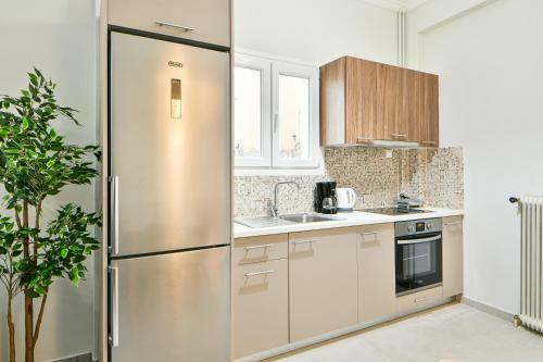 Fresh & Renovated Apartment Next To Metro Station
