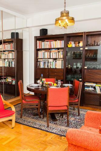 Vintage Apartment In Downtown Athens!