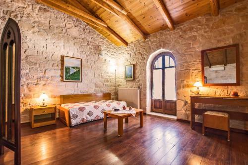 Koiliomenos Villa Sleeps 12 With Pool And Air Con