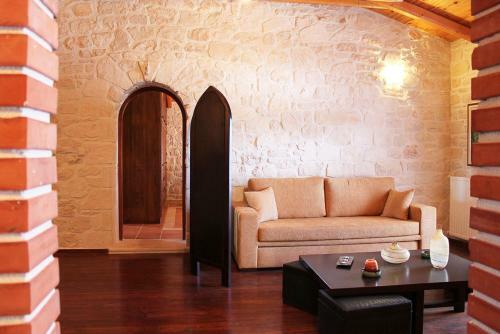 Koiliomenos Villa Sleeps 12 With Pool And Air Con