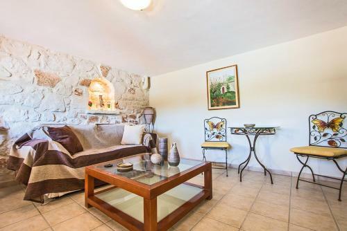 Koiliomenos Villa Sleeps 12 With Pool And Air Con