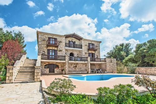 Koiliomenos Villa Sleeps 12 With Pool And Air Con