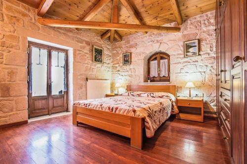 Koiliomenos Villa Sleeps 12 With Pool And Air Con
