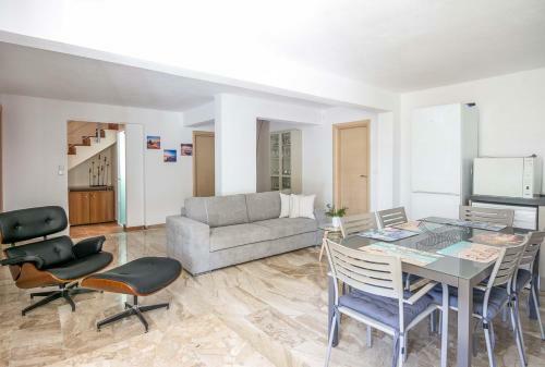 Fanes Villa Sleeps 8 With Pool And Air Con