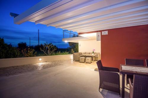 Fanes Villa Sleeps 8 With Pool And Air Con