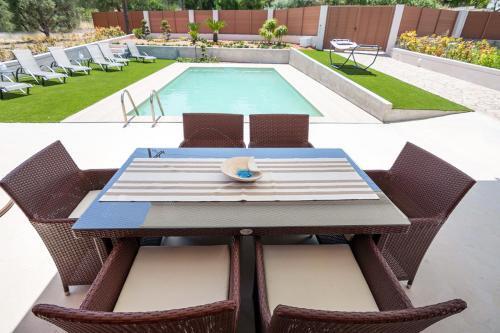 Fanes Villa Sleeps 8 With Pool And Air Con