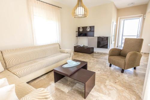 Fanes Villa Sleeps 8 With Pool And Air Con