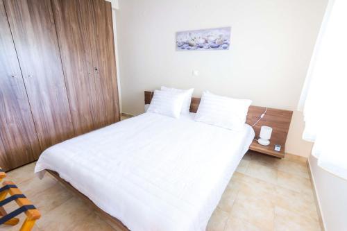 Fanes Villa Sleeps 8 With Pool And Air Con