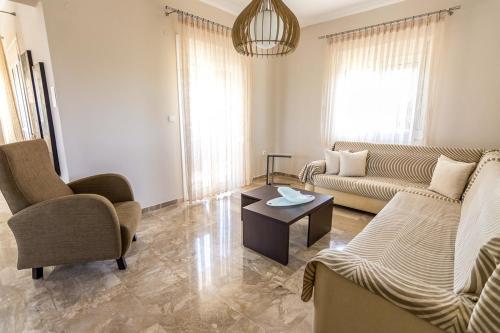 Fanes Villa Sleeps 8 With Pool And Air Con