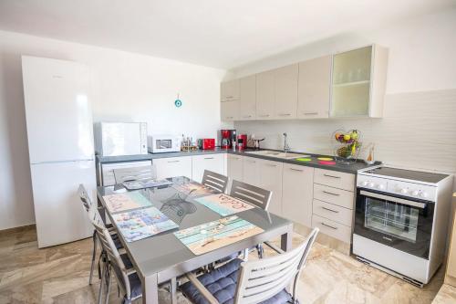 Fanes Villa Sleeps 8 With Pool And Air Con