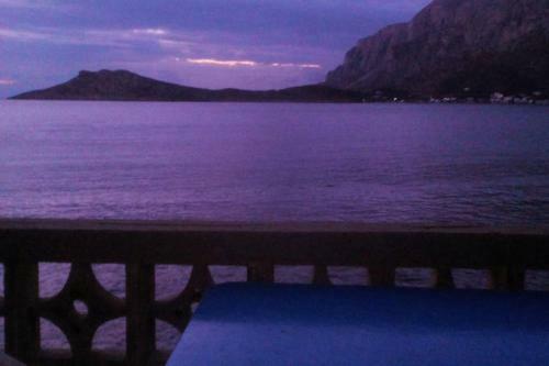 Waterfront Entire Beach House Below Geriakos Crag
