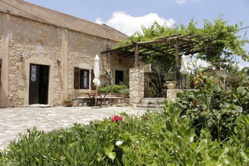 Vassiliki Traditional House Mountain & Field View