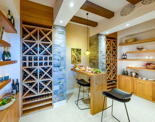 Villa In Tsifliki Sleeps 12 With Pool And Air Con